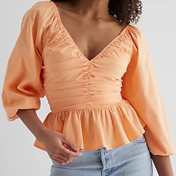 Express Tops - Express XL NWT
V-Neck Smocked Cuff Peplum Top Women's